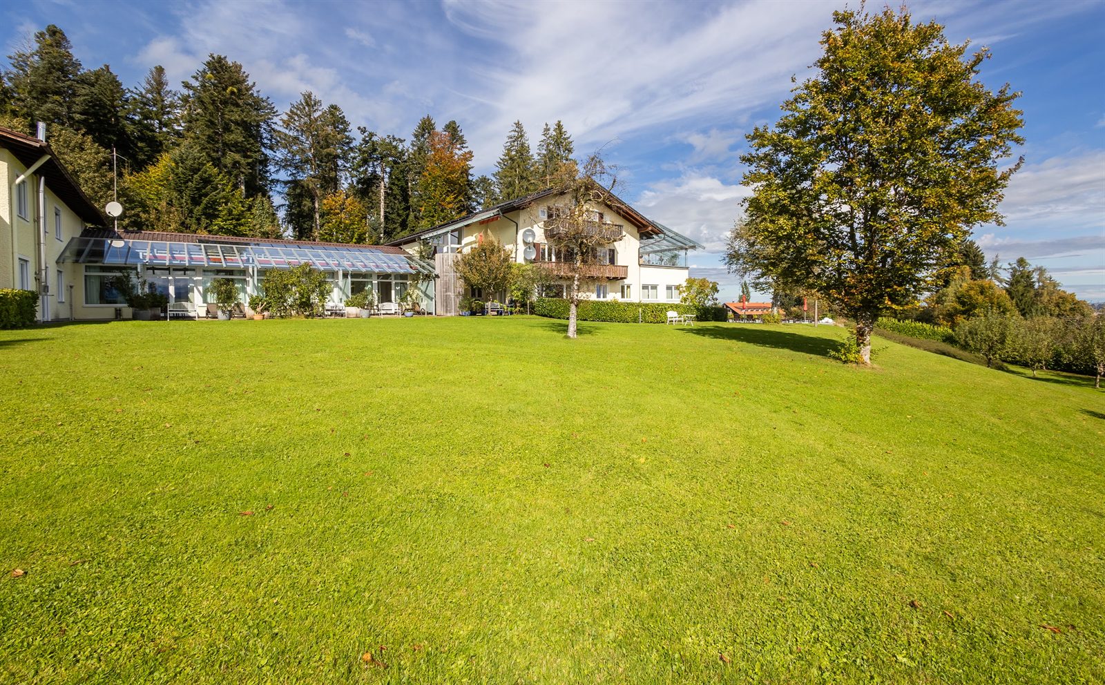 Die große Liegewiese hinter den Bergwald Panorama Suiten