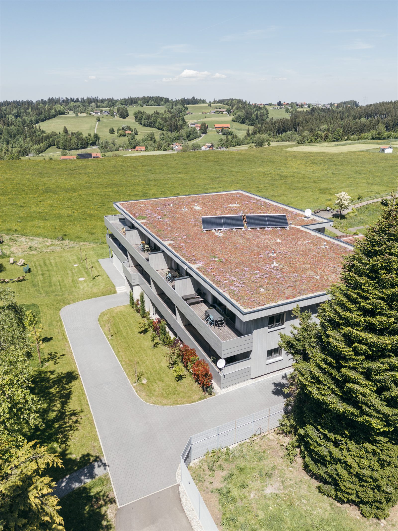 Luftbild der Residenz zwischen Wiesen und Wald
