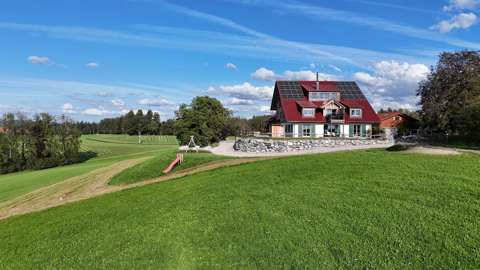 Blick über die Felder auf das Haus