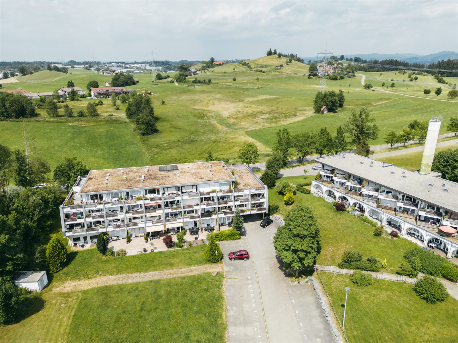 Außenansicht der Rosenalm mit Parkplätzen am Haus