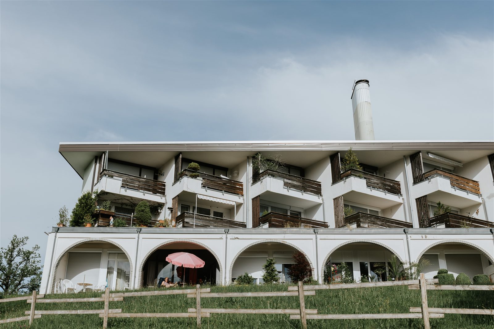 Die Arkaden im Erdgeschoss mit den Gartenterrassen