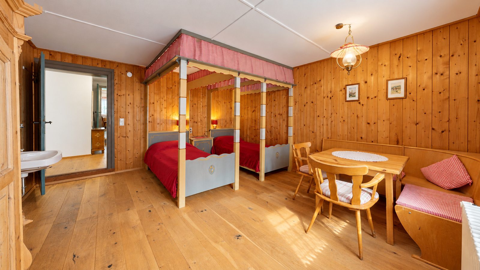 Dachgeschoss · Zimmer Schlüsselblume · Zweibettzimmer mit Himmelbetten und Sitzecke