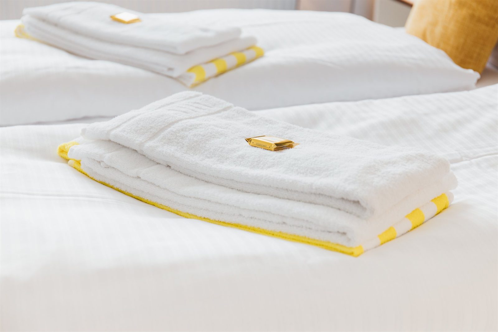 Willkommen · Frische Handtücher liegen bereit, dazu ein Gruß aufs Bett