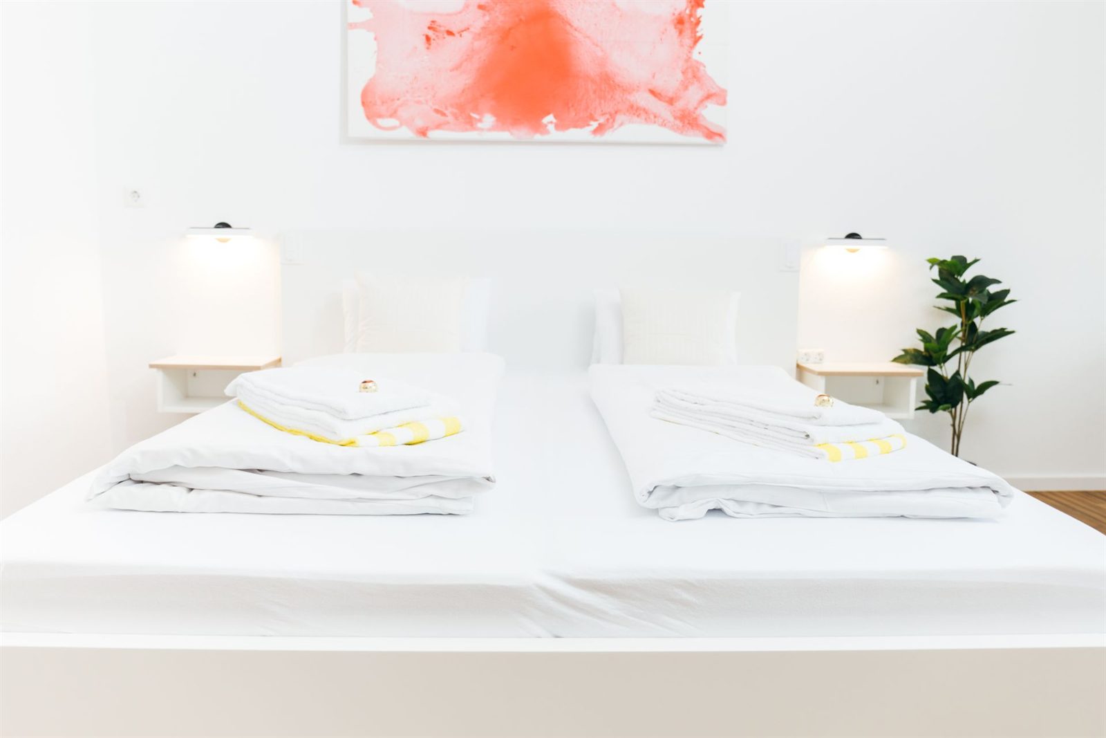 Schlafbereich · Doppelbett mit Wandleuchten und Ablagen auf beiden Seiten