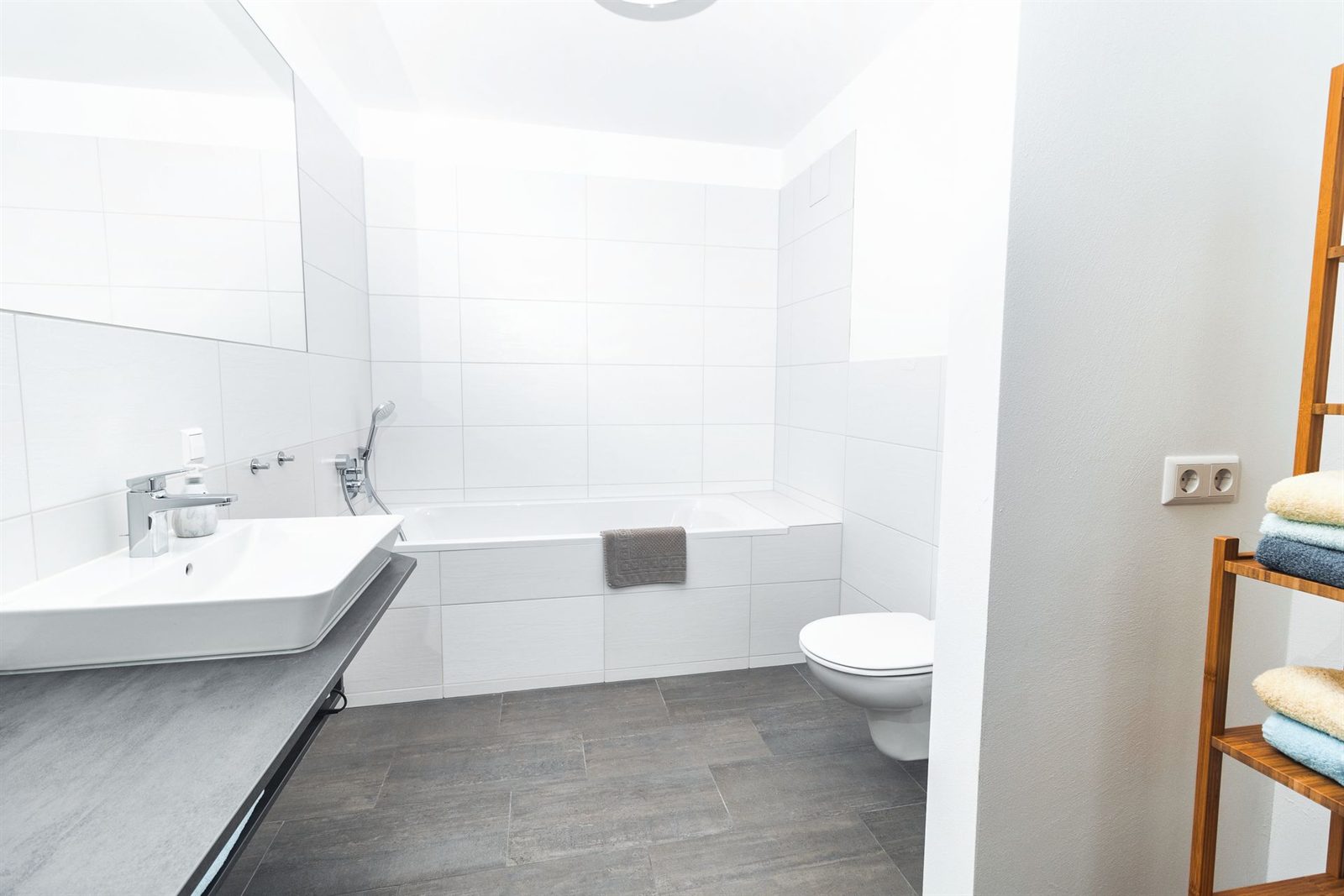Zweites Bad · Badewanne, WC und Waschbecken mit Ablage