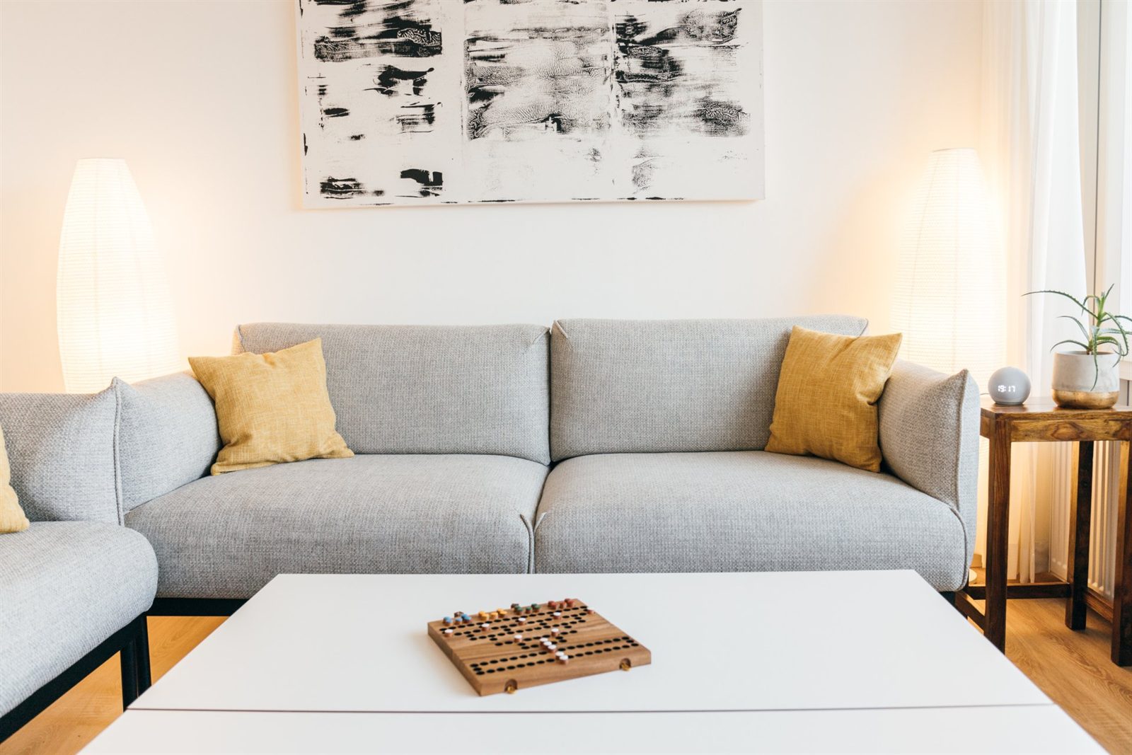 Wohnzimmer · Viel Platz auf der Sofalandschaft, auf dem Tisch wartet ein Brettspiel