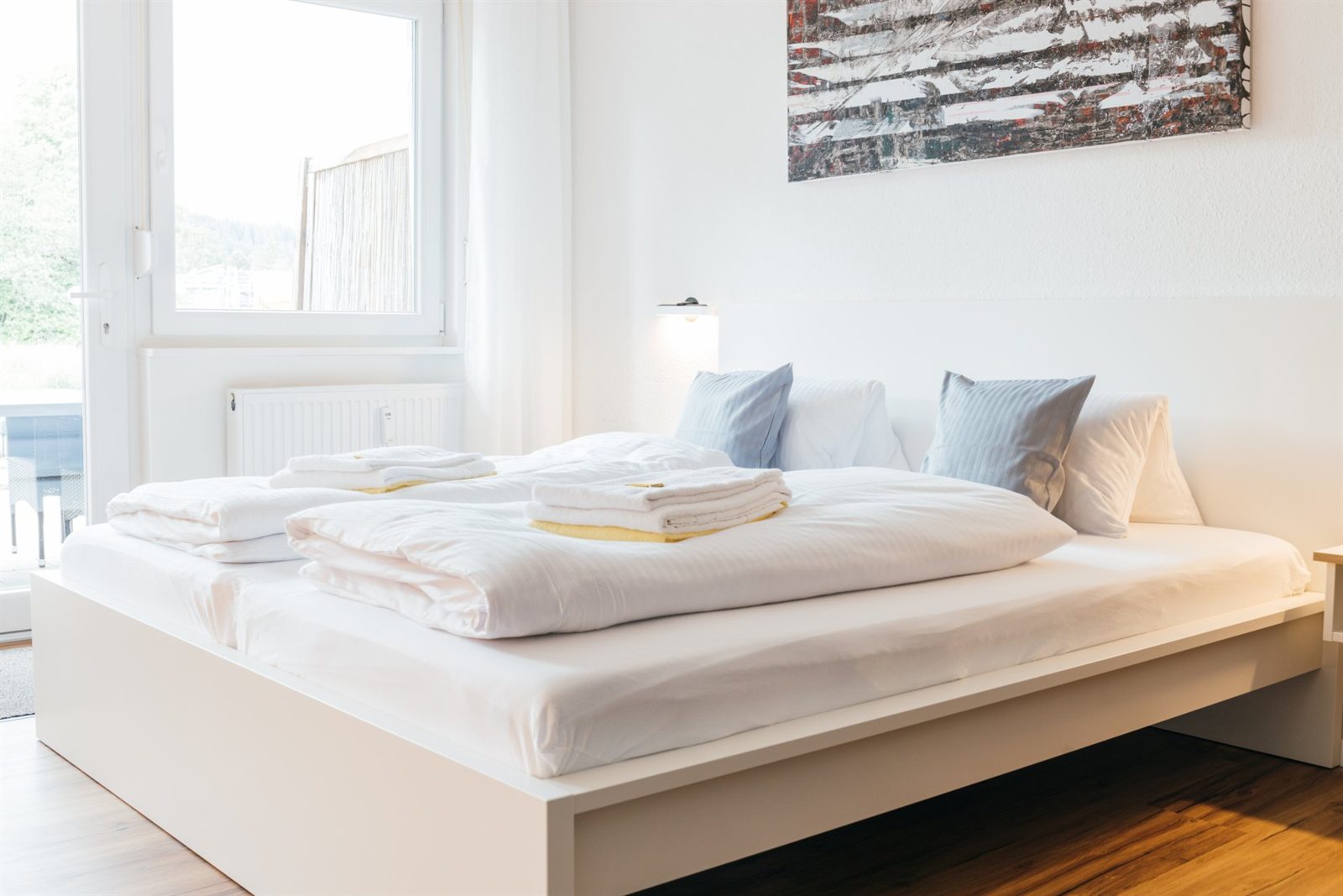 Schlafbereich · Das Bett steht neben der Terrassentür, morgens kommt die Sonne herein