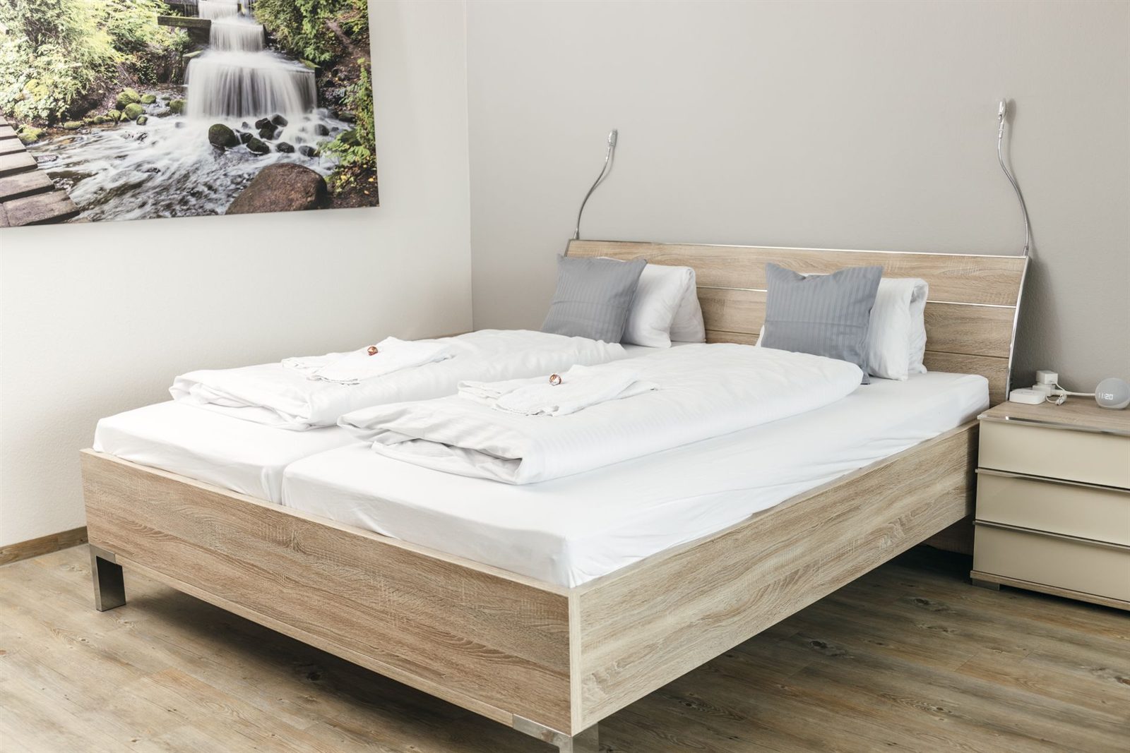 Schlafbereich · Doppelbett mit Nachttisch, Uhr und Ladestation