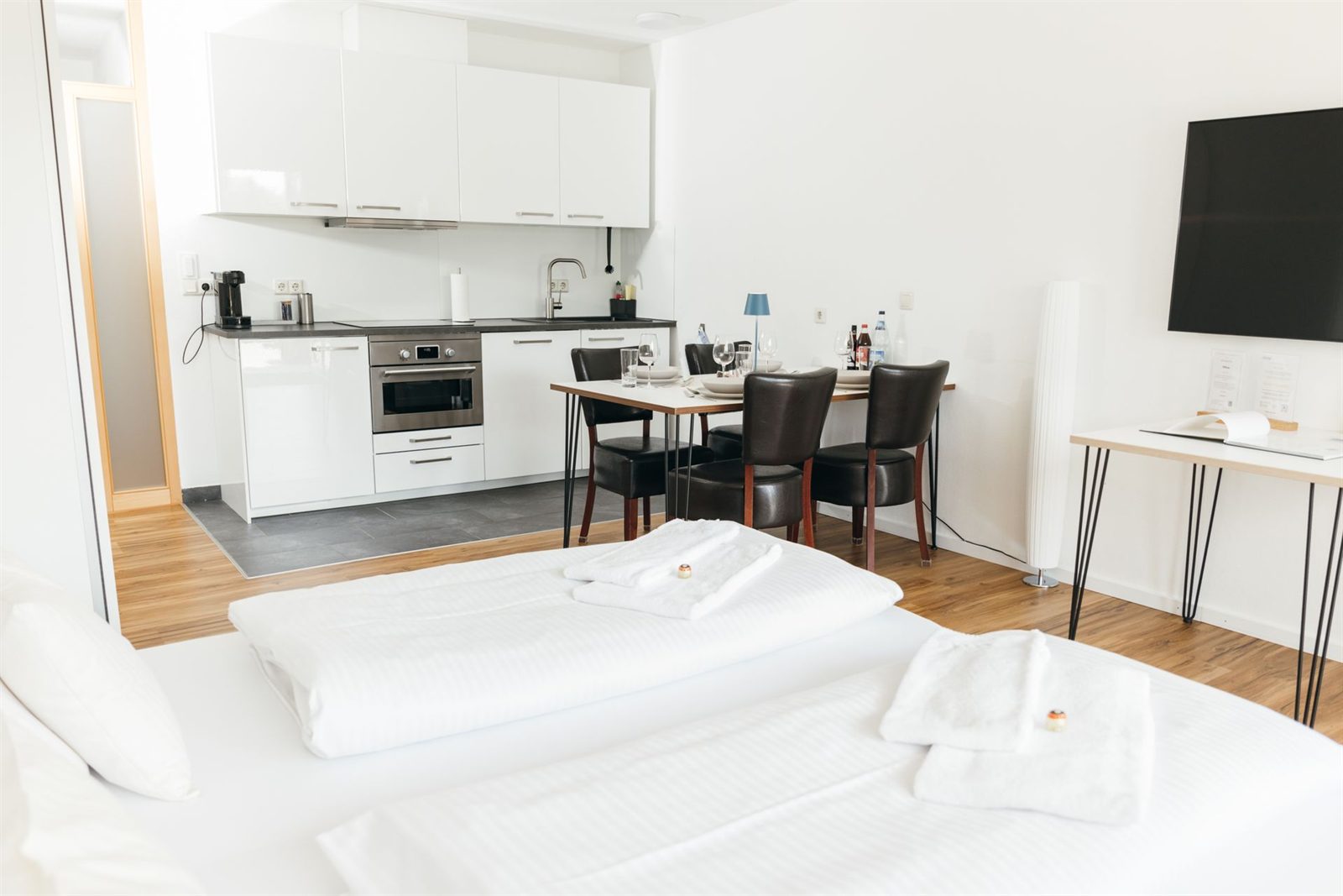 Studio · Vom Bett aus auf Küchenzeile, Esstisch und Smart-TV