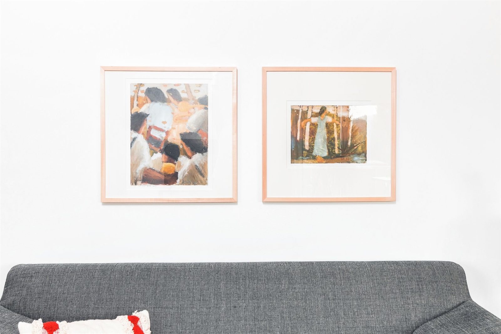 Wohnzimmer · Zwei gerahmte Kunstdrucke über dem Sofa
