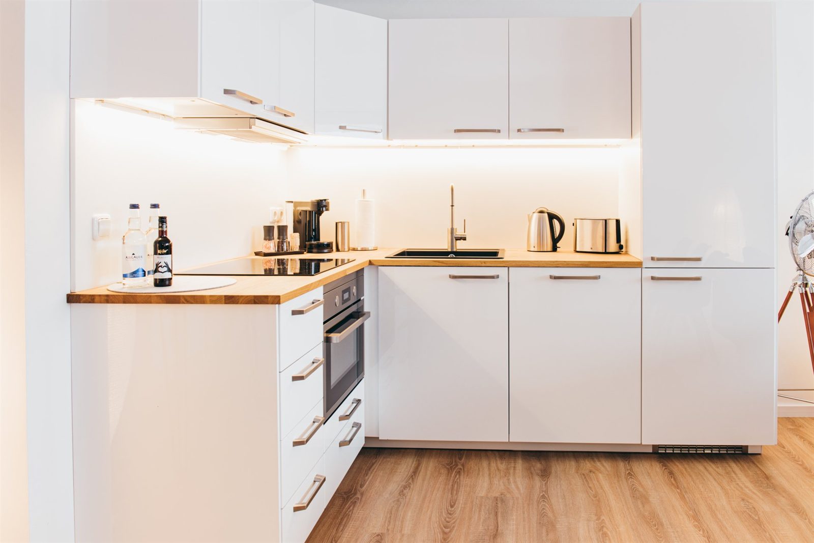 Küche · Backofen, Ceranfeld und Spüle auf Holzarbeitsplatte, dazu Kaffeemaschine und Toaster