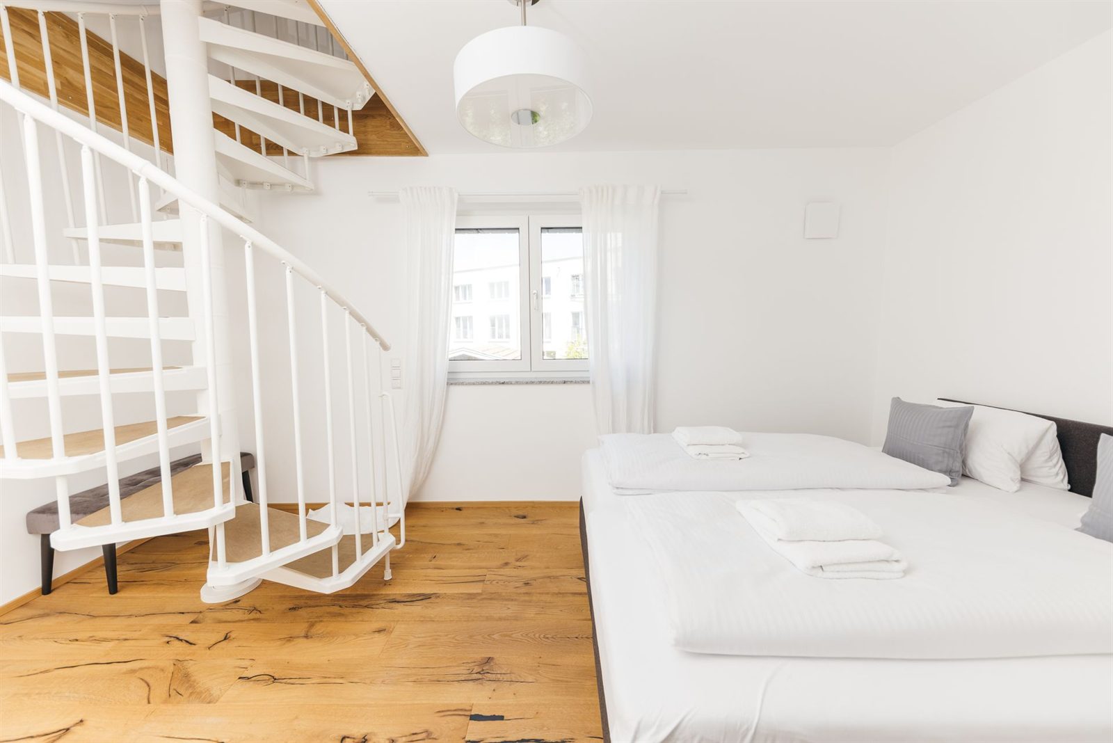 Schlafzimmer · Das Doppelbett liegt eine Ebene tiefer, gleich neben der Wendeltreppe
