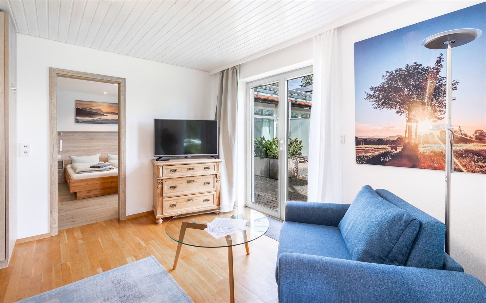 Wohnzimmer · Fernseher auf der Kommode, daneben die Terrassentür