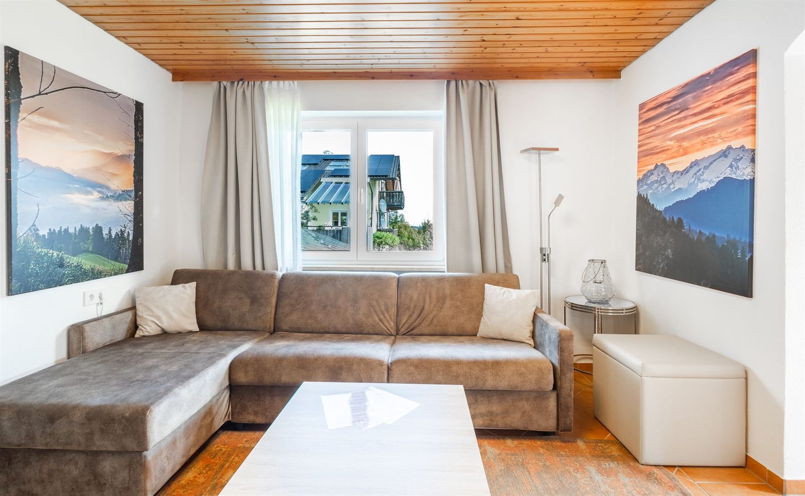 Wohnzimmer · Das Ecksofa lässt sich zum Bett ausklappen, der Hocker dient als Stauraum