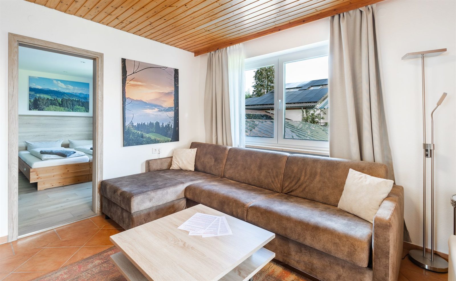 Wohnzimmer · Links führt die Tür ins Schlafzimmer