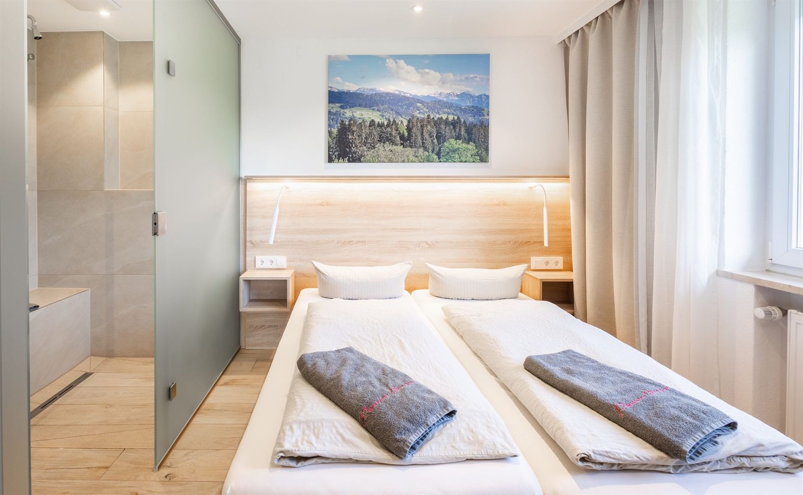 Schlafzimmer · Doppelbett mit hinterleuchtetem Holzkopfteil, links liegt das Bad