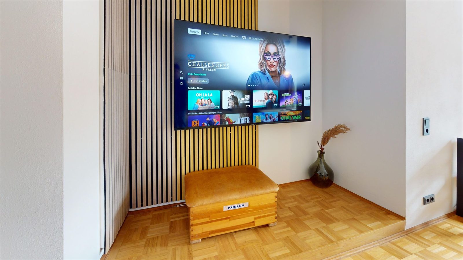Wohnzimmer · Smart-TV an der Holzlamellenwand