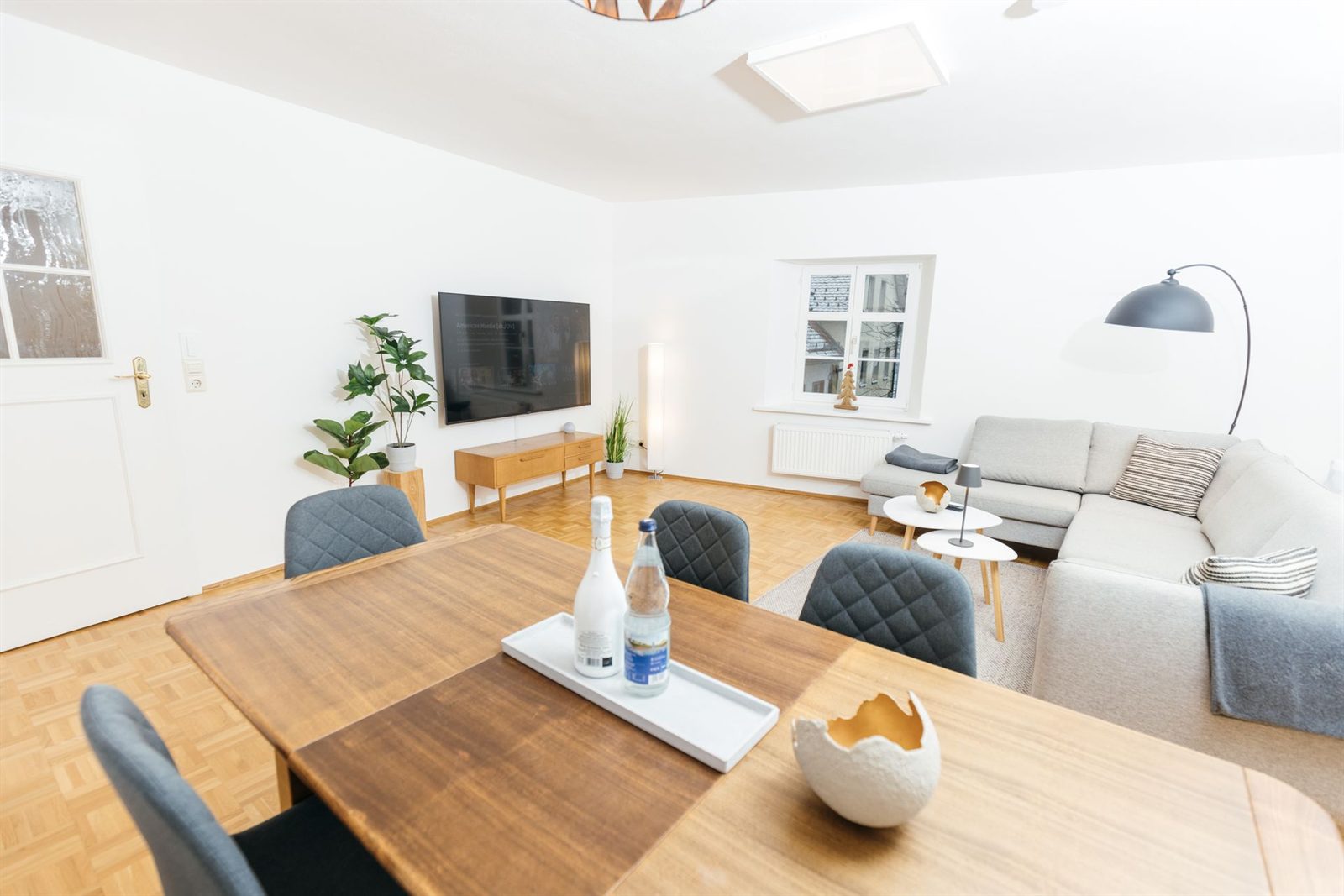 Wohnzimmer · Esstisch, Sofa und Smart-TV