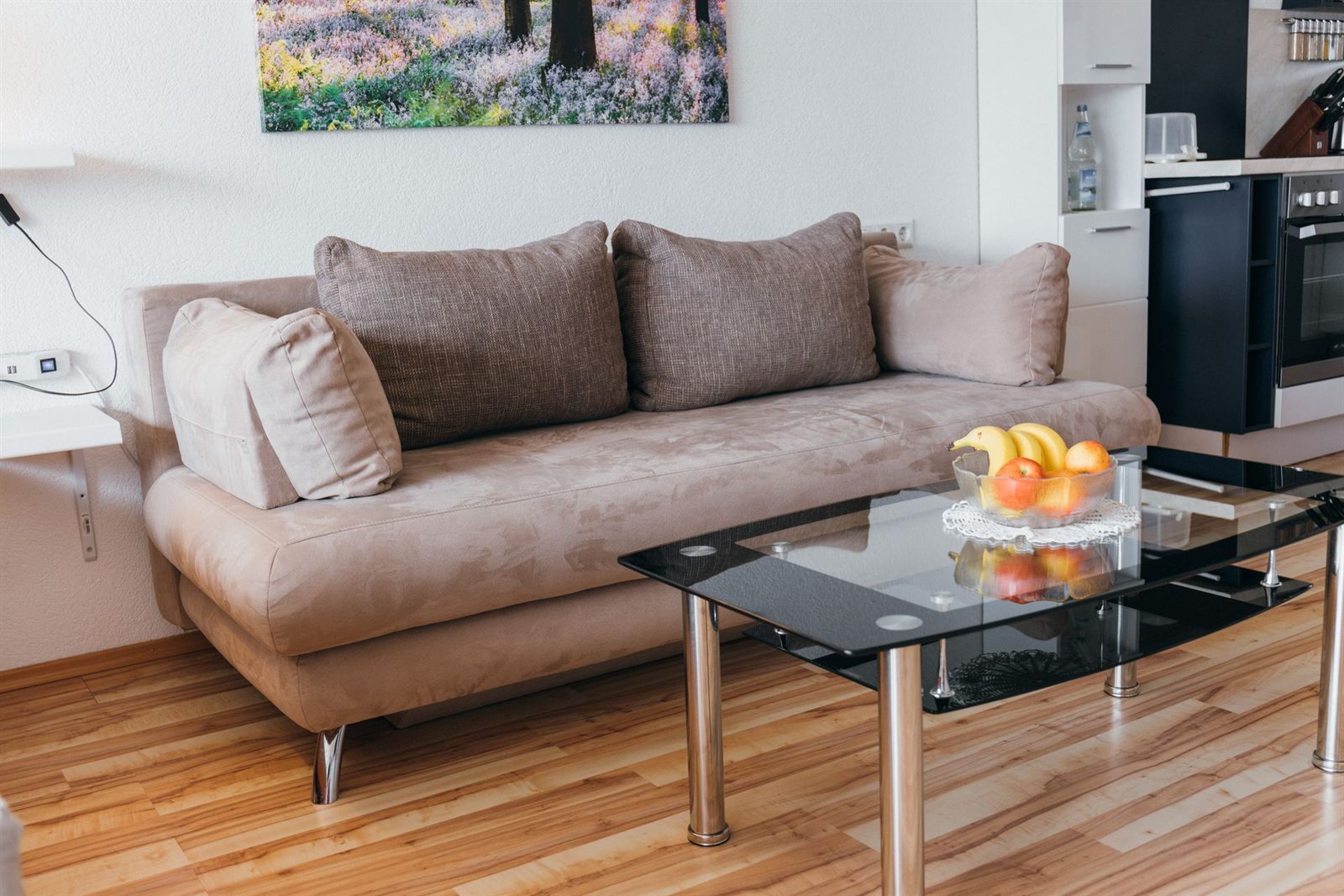 Wohnbereich · Das Sofa lässt sich zum zusätzlichen Bett ausklappen, dahinter die Küche