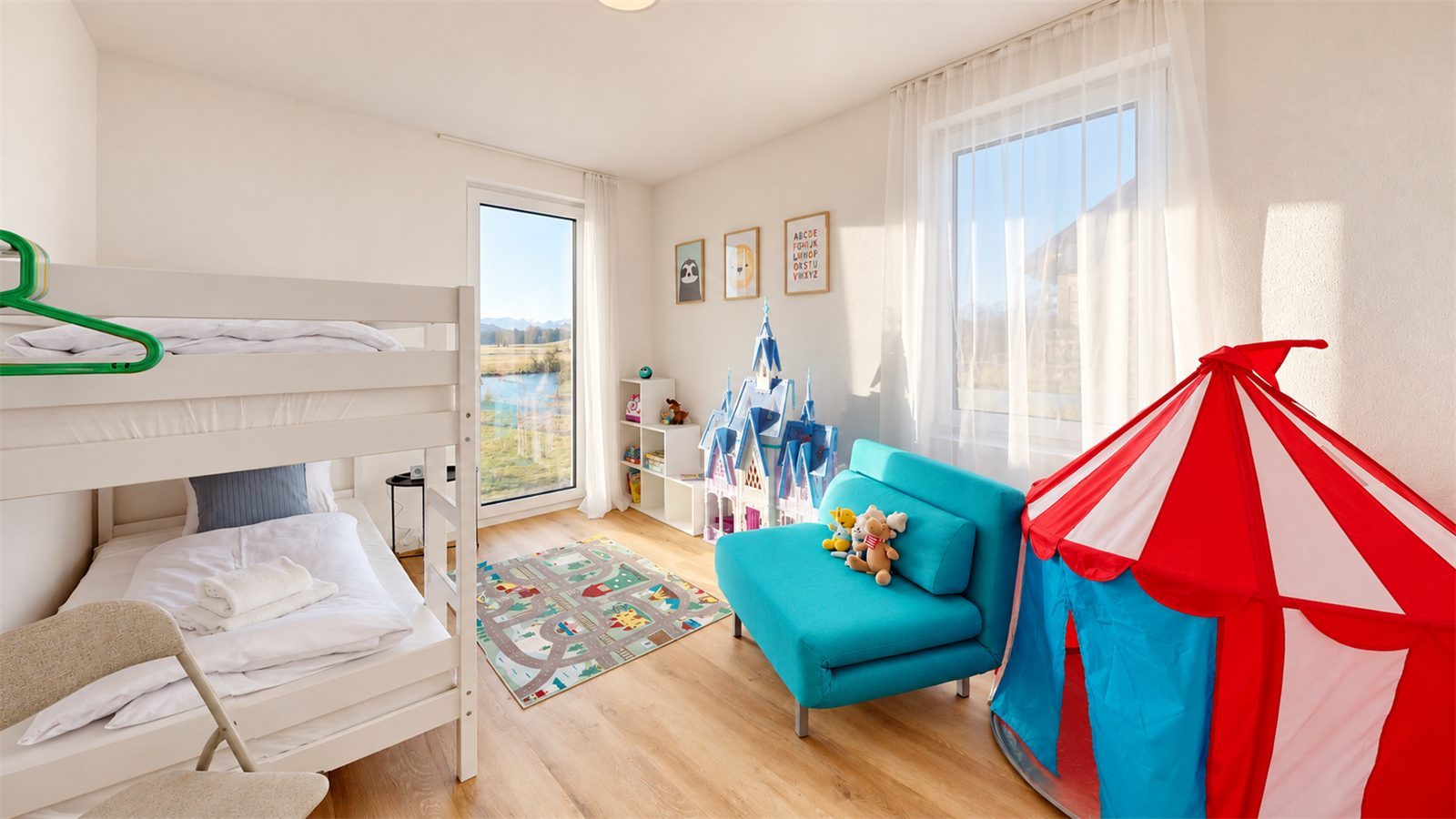 Kinderzimmer mit Etagenbett und Spielzelt