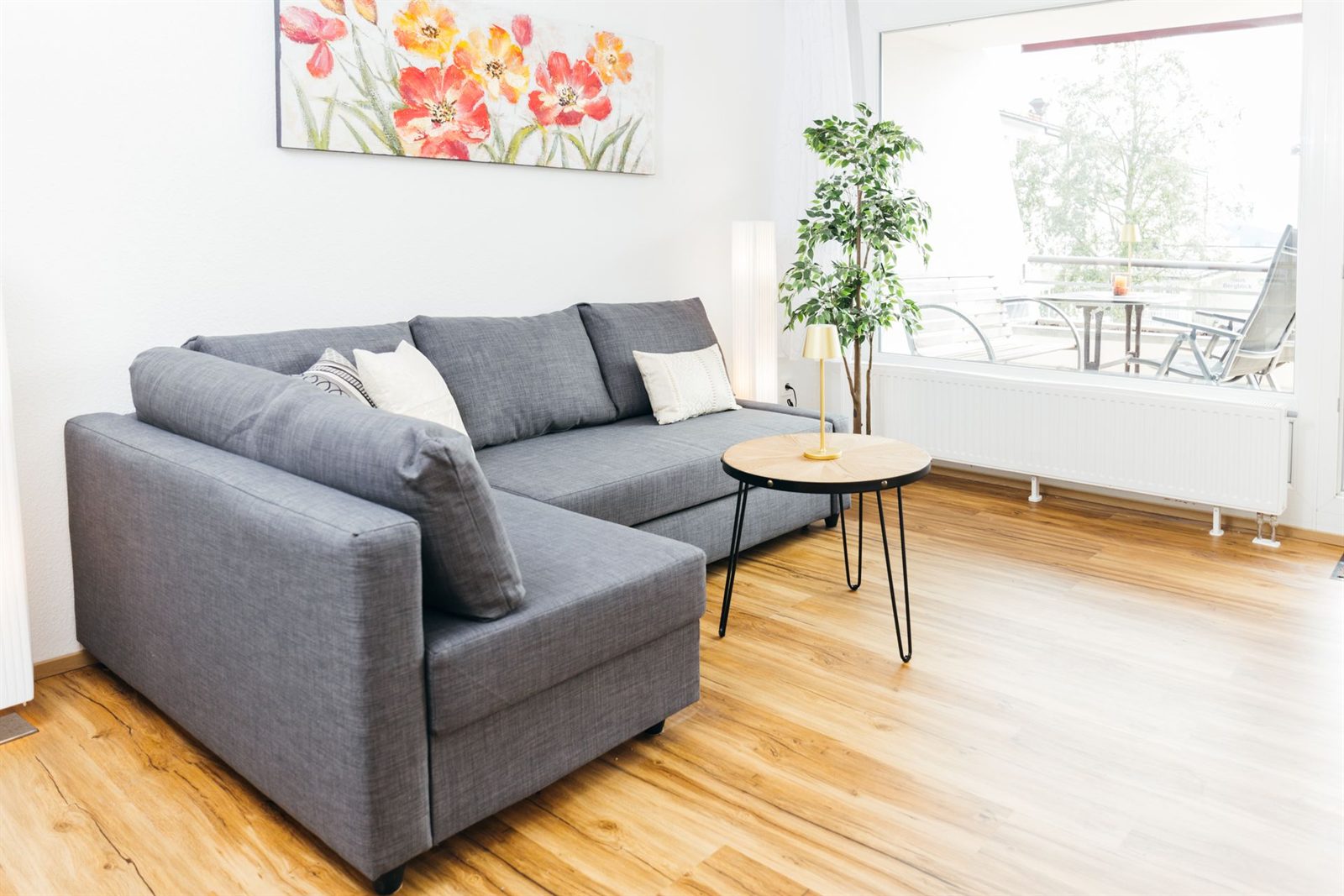 Wohnzimmer · Das Ecksofa lässt sich zum Bett ausklappen