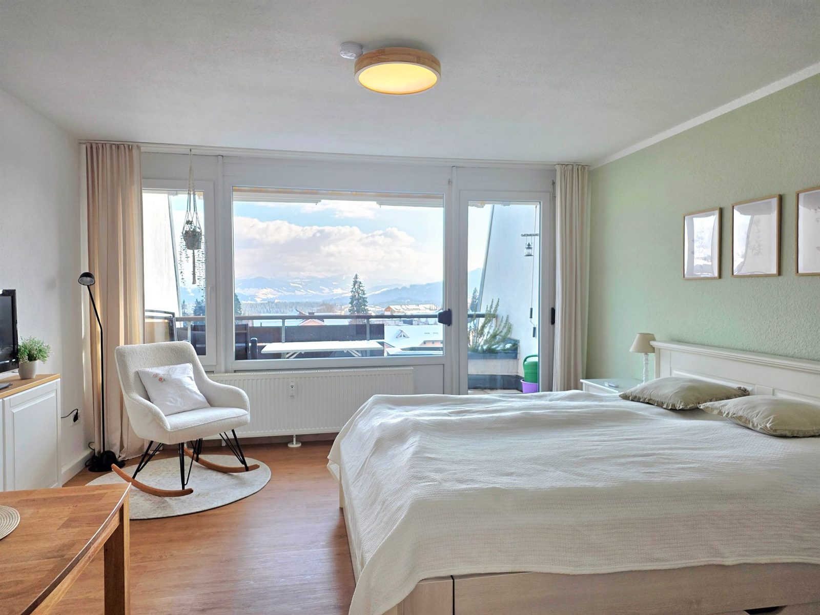 Studio · Vom Bett aus geht der Blick über die verschneiten Hügel des Westallgäus